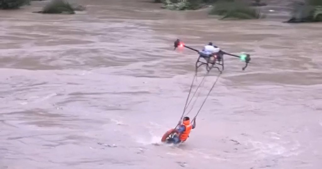 Ishte bllokuar nga lumi i rrëmbyer, fermeri shpëtohet me dron