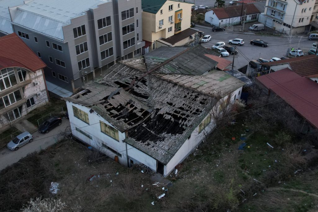 35 persona në gjyq për zjarrin që vrau 63 në Maqedoni/ Familjarët fajësojnë qeverinë