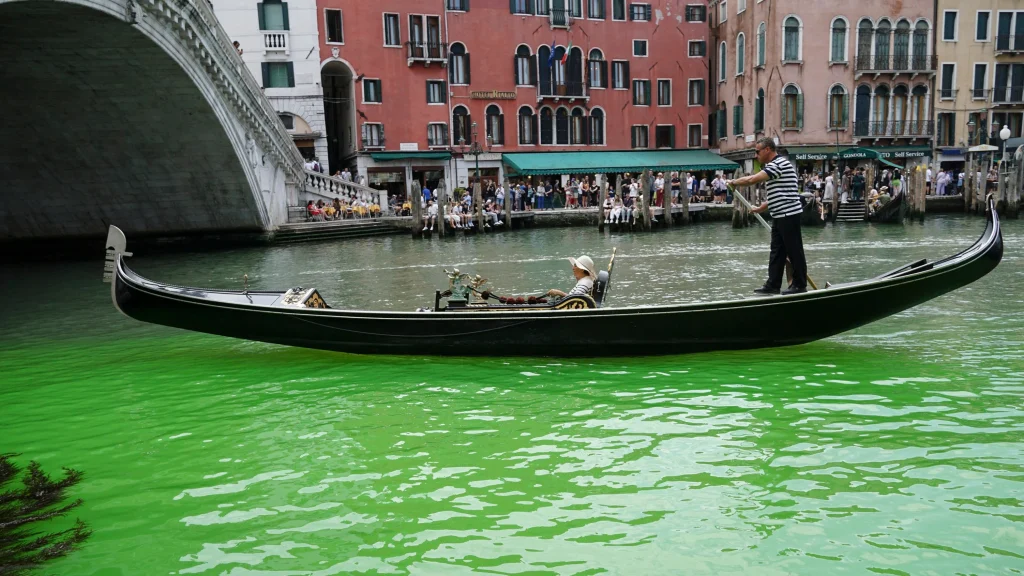 Aktivistët ngjyrosin në jeshile Kanalin e Madh në Venecia gjatë protestës së COP30