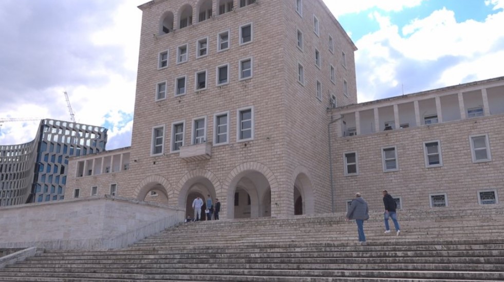 Korrupsioni në universitete/ 50 pedagogë dhe punonjës nën hetim