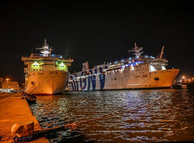 Makina bie në det në portin e Barit teksa ngjitej në traget, shqiptari shpëtohet nga roja bregdetare