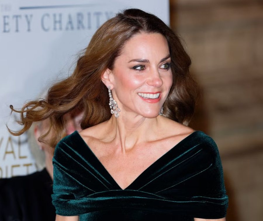 Kate Middleton sapo braktisi këpucët e saj klasike për këtë trend luksoz ngjyre