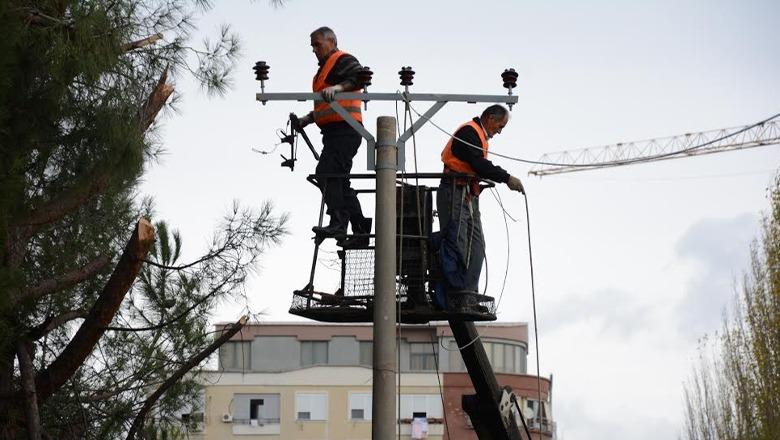 Reshjet e shiut shkaktojnë probleme në Lezhë/ Mungon energjia elektrike në fshatra