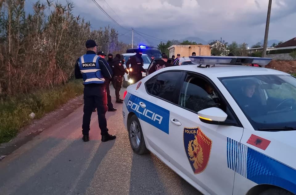 Dhunuan të riun dhe shkatërruan me shkopa bejsbolli makinën e tij, arrestohen 3 të adoleshentë në Konispol