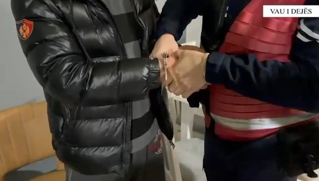 Armë pa leje dhe lëndë narkotike/ Dy të arrestuar në Vaun e Dejës