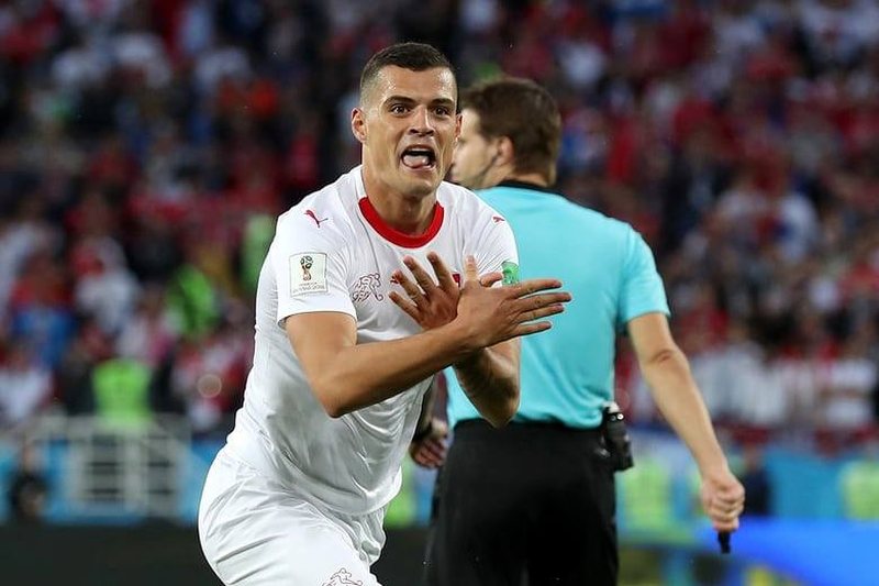 Taulant Xhaka i del në mbrojtje vëllait pas sulmeve nga tifozët/ Krenaria e shqiptarëve, deri në vdekje me ty