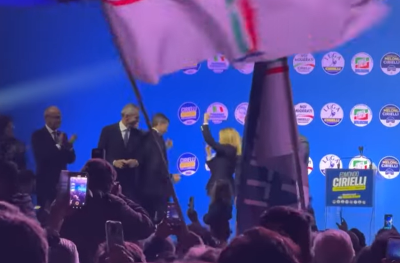 VIDEO/ “Kush nuk kërcen është komunist”, Meloni bashkohet me korin e qytetarëve