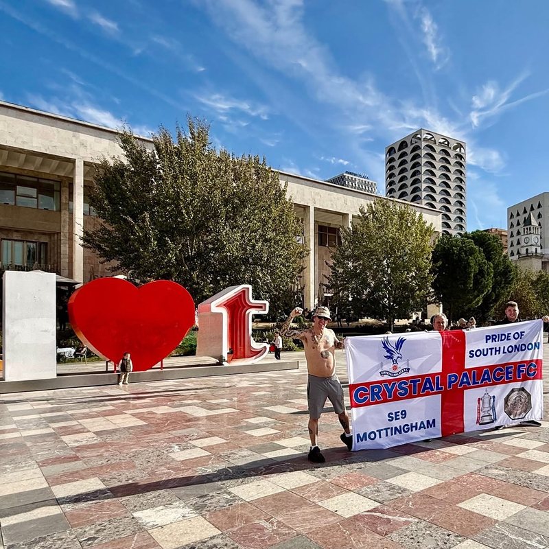 Tifozët anglezë e kthejnë Tiranën në festë: Birra, diell dhe atmosferë para ndeshjes (FOTO)