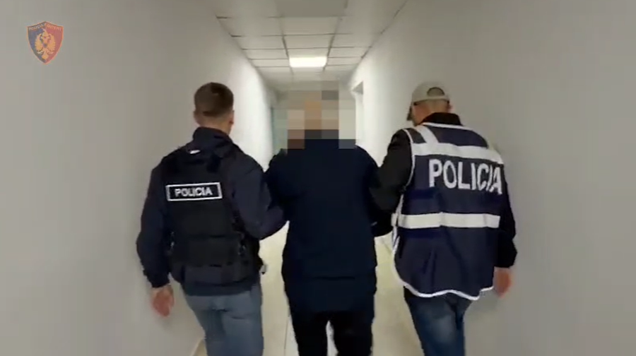 Arrestohet mjeku imazherist në Fier, i gjenden zarfe me mijëra euro dhe paund në shtëpi