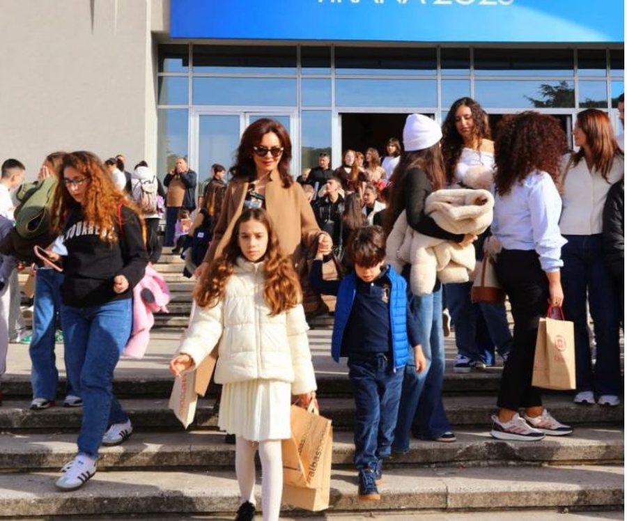 “Lexo të adhurosh të mirën”! Panairi i Librit, Spiropali shkon me dy fëmijët e saj