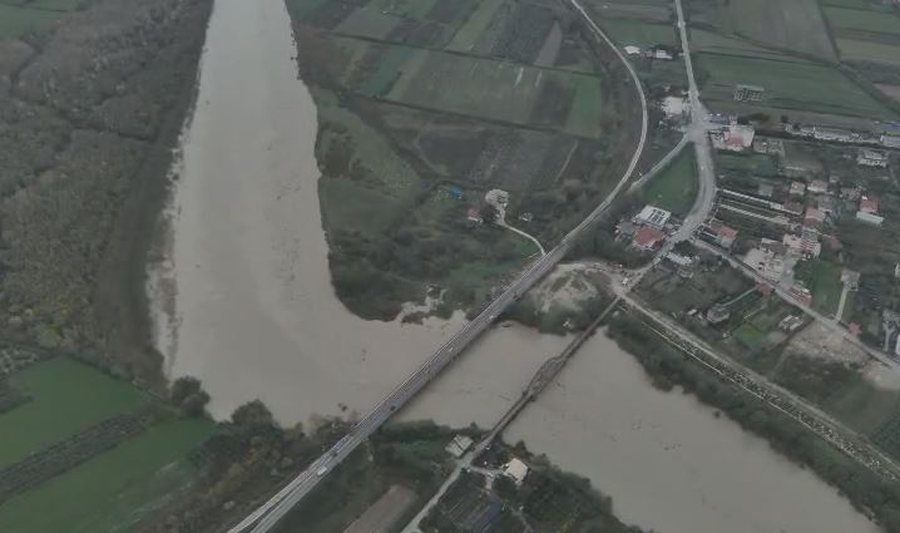 Vjosa drejt daljes nga shtrati/ Pamjet me dron nga Novosela “paralajmërojnë” përmbytje (VIDEO)
