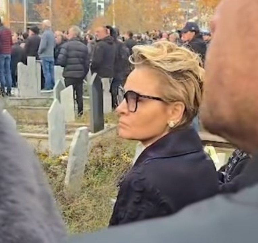 Monika Kryemadhi i jep lamtumirën Shpat Kasapit, merr pjesë në varrimin e tij (FOTO)