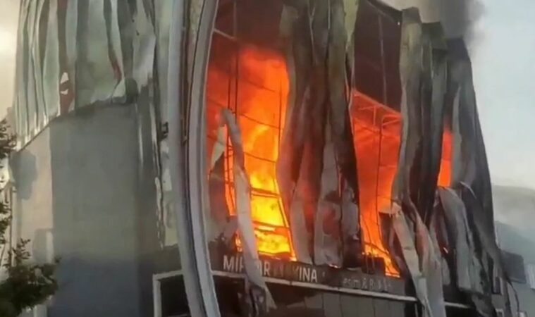 VIDEO/ Zjarr në një depo parfumesh në Turqi, ndërrojnë jetë 6 persona
