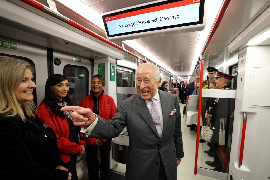 Mbreti Charles merr kontrollin e Metrosë së Uellsit me rastin e 77-vjetorit