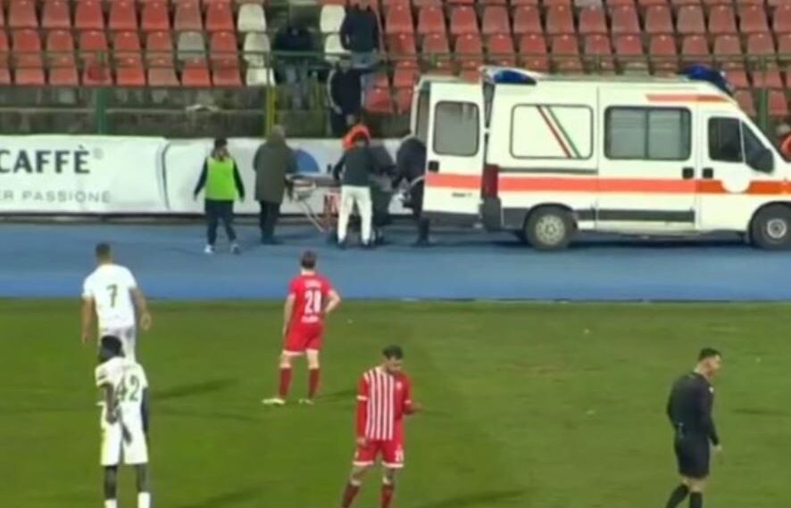 Momente paniku/ Ndërpritet ndeshja Skënderbeu – Lushnja, ndërhyn ambulanca