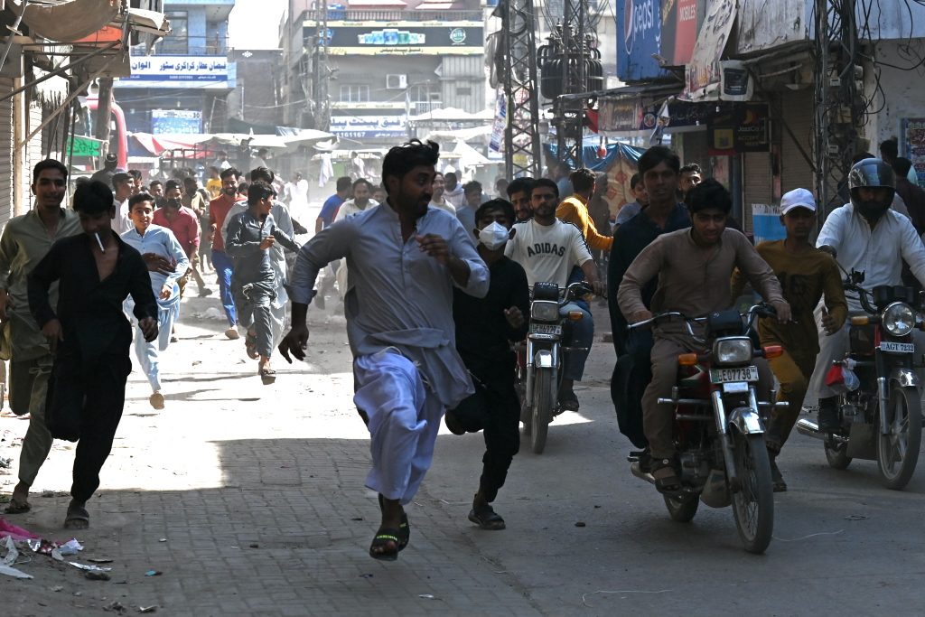 Pakistan/ Tre kamikazë sulmojnë selinë e policisë kufitare, 3 viktima