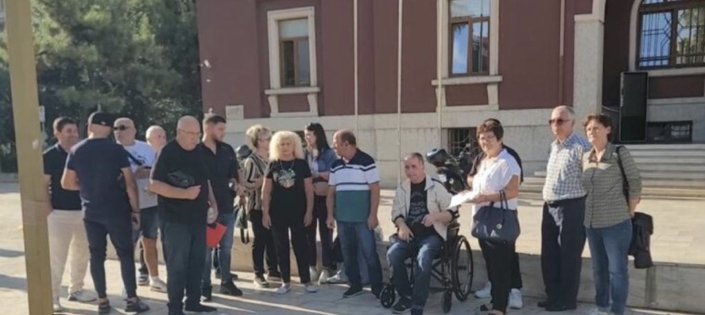 Përmbarimi nis lirimin e ish-kabinave të plazhit në Durrës, familjet përplasen me efektivët