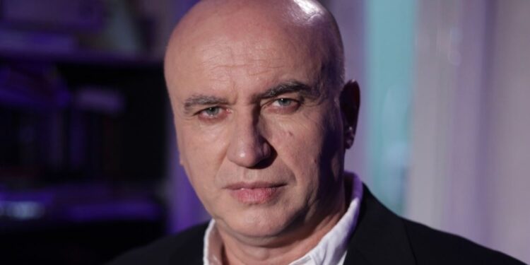 Diferenca e Fatos Nanos me të tjerët ishte se ai dinte të ikte