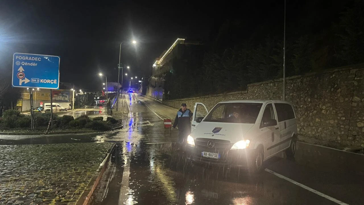 Rreziku nga rënia e gurëve  bllokohet segmenti hyrës i Unazës së Pogradecit kur vjen nga Qafë Thana