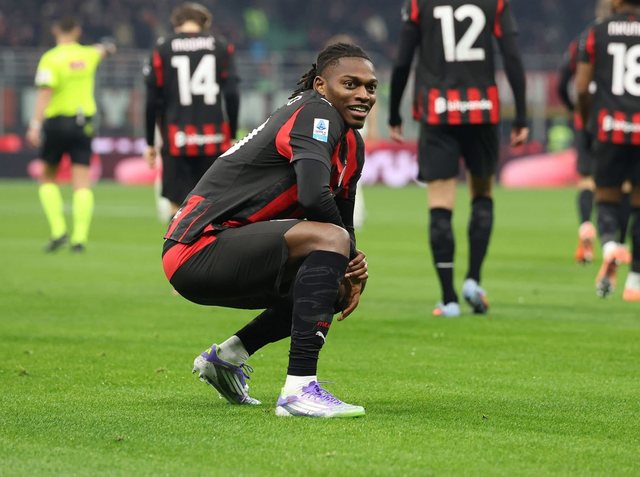 Milan cinik ndaj Lazios, Leao ngjit kuqezinjtë në krye. Dramë në fund