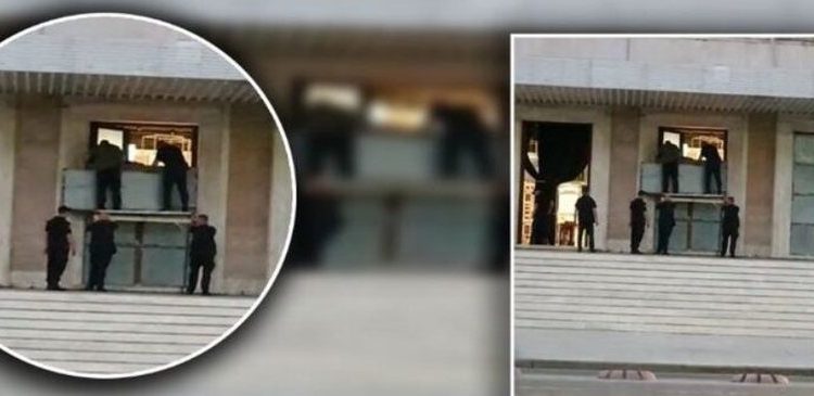 PD ka njoftuar protestë ditën e hënë, dyert e Kryeministrisë vishen me mburoja metalike