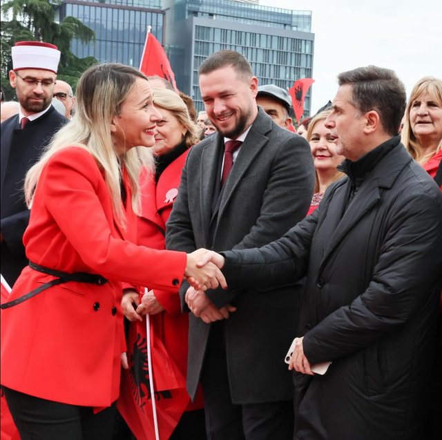 Braçe tallet me kryetaren e mandatuar të bashkisë Tiranë