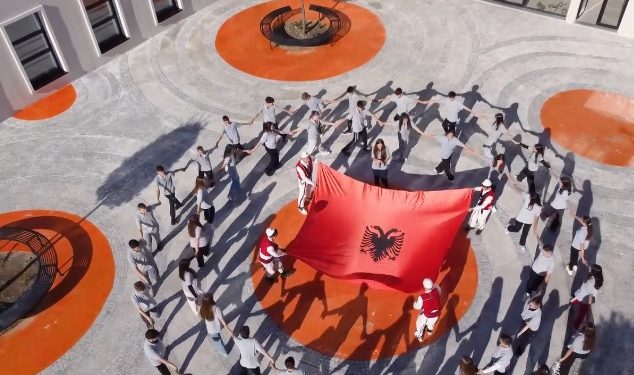 Në prag të festave të Nëntorit, Rama shpërndan krijimin e veçantë të nxënësve të Shkodrës