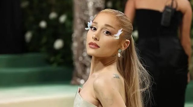“Kam pasur trauma në të kaluarën”, Ariana Grande: Aktrimi më ndihmoi të përmirësoj marrëdhënien me muzikën dhe turnetë