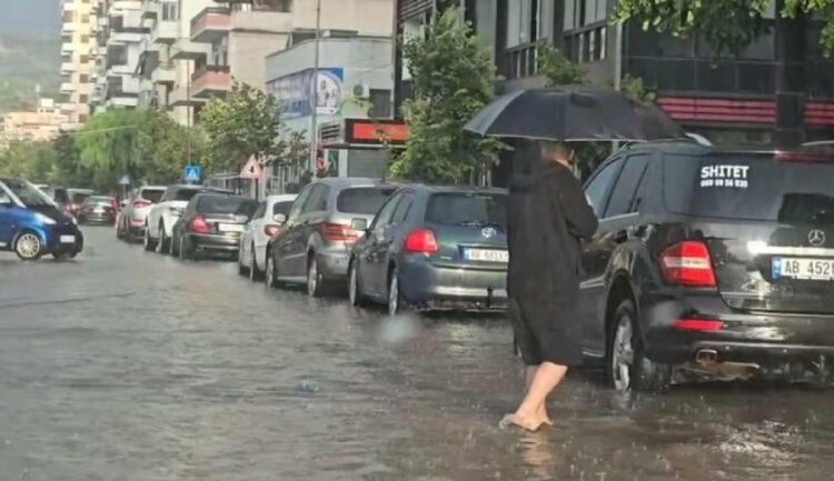 Elbasani nën ujë! Shirat e rrëmbyer paralizojnë qarkullimin në qytet