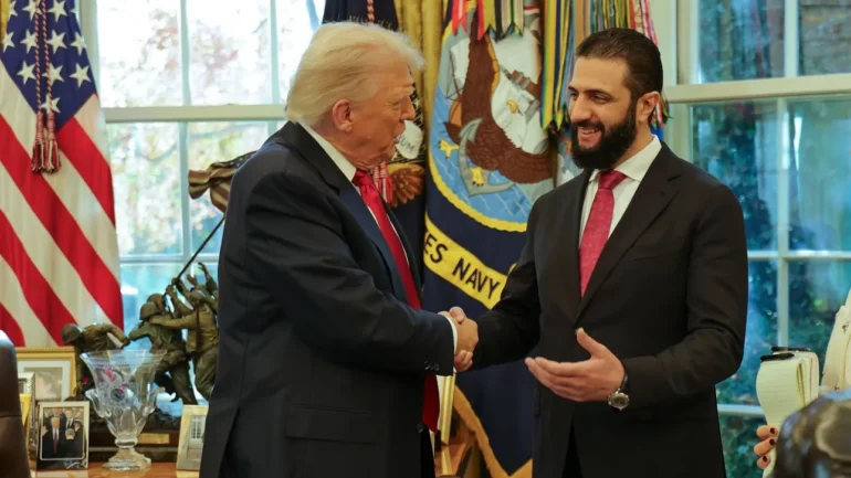 Gjest i papritur i Trump në Shtëpinë e Bardhë, spërkat me parfum homologun sirian (VIDEO)