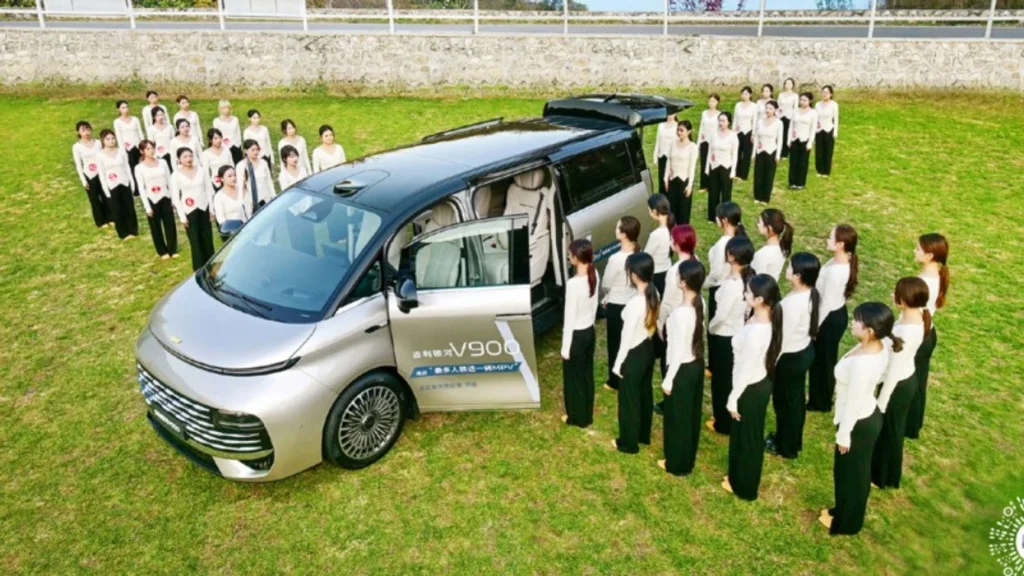 Ky minivan i mahnit të gjithë, akomodon 42 persona brenda tij