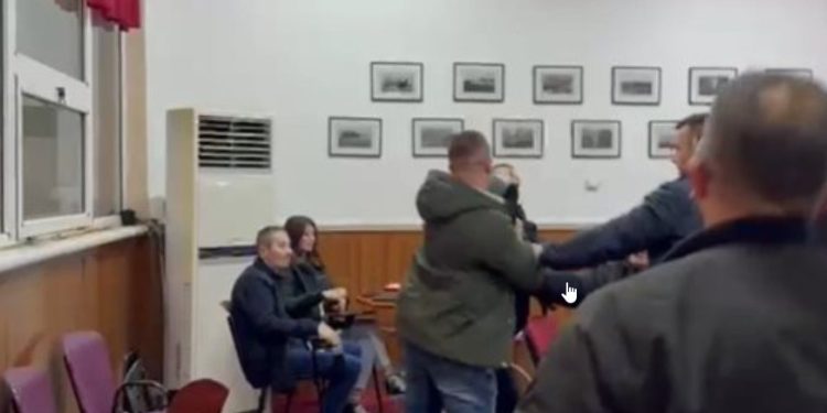 “Turp të keni, legena”/ U arrestua pas sherrit në Bashkinë e Pogradecit, Gjykata liron nga burgu Kevi Muçollarin