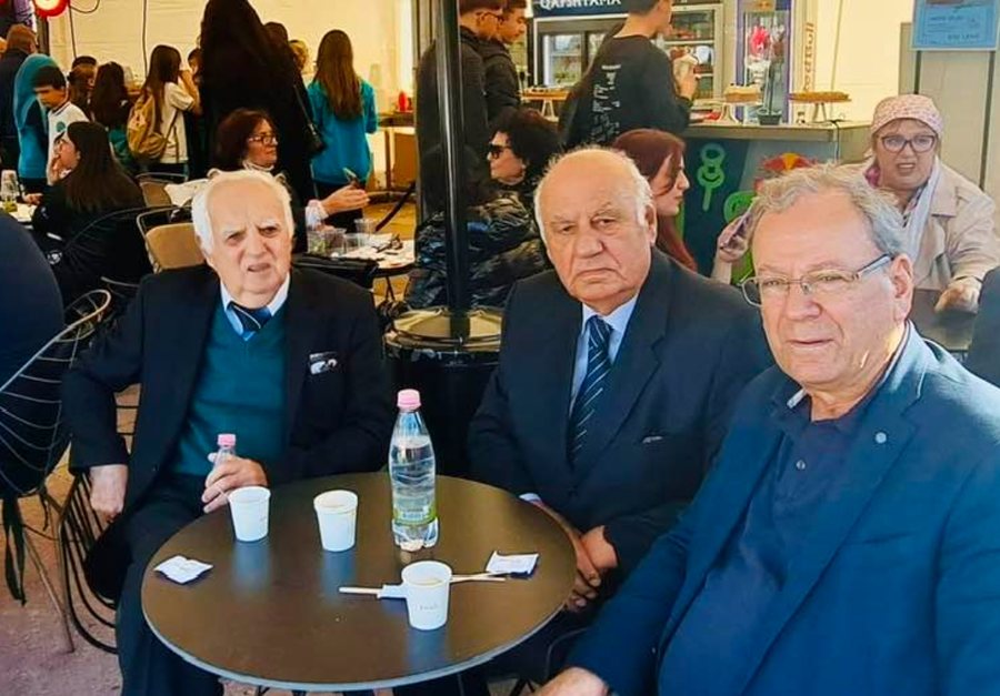Politikan shembullor! Alfred Moisiu viziton panairin dhe ulet për kafe me qytetarë të zakonshëm