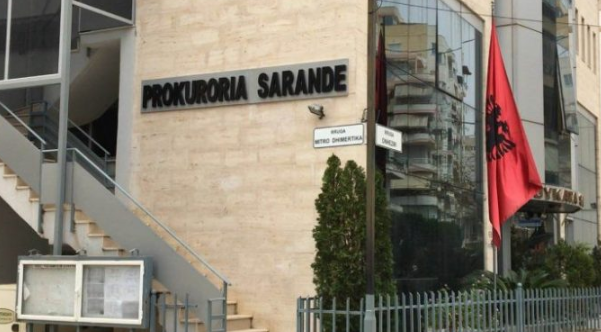 U gjet i pajetë nga nëna në banesë, Prokuroria Sarandë nuk lejon varrosjen e 40-vjeçarit