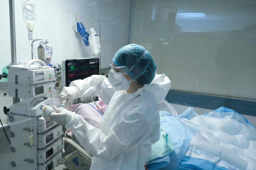 COVID-19 rikthehet në Greqi/ 12 viktima dhe 138 shtrime në spital vetëm javën e fundit