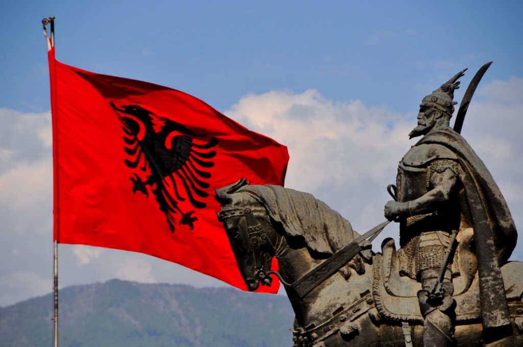 Pavarësia e Shqipërisë, ngritja e Flamurit në Tiranë dy ditë para Vlorës