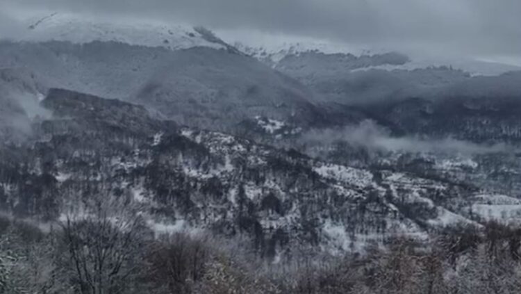 Kosova nën ‘petkun’ e dëborës/ Shqiptarët dynden drejt Prevallës për të kaluar fundjavën