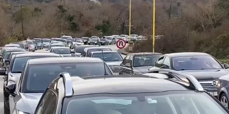 Fluks i lartë lëvizjesh nga Greqia në Shqipëria, radhë të gjata në pikën e kalimit të Kakavijës