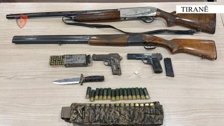 Qarkullonin me armë në makinë, arrestohen dy të rinjtë