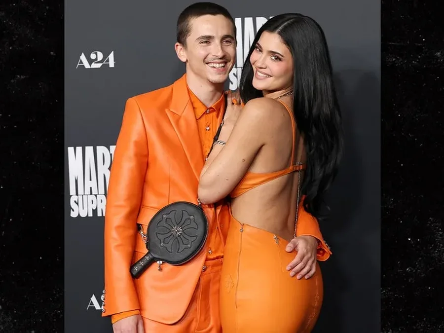 Çifti i momentit! Chalamet dhe Jenner magjepsin me look-un e përbashkët portokalli!