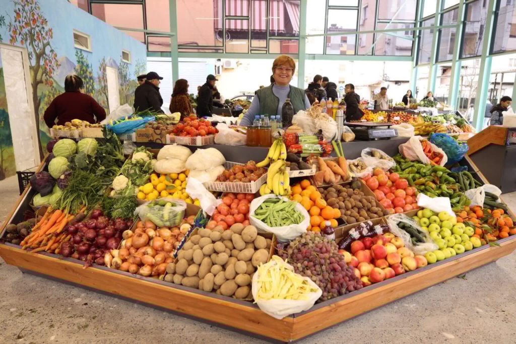 Rama ndan pamjet nga tregu i ri i fruta-perimeve në Elbasan/ Hapësira moderne e funksionale