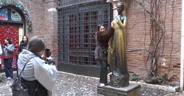 “Taksë dashurie” dhe rregulla të reja për ballkonin e Zhulietës në Verona