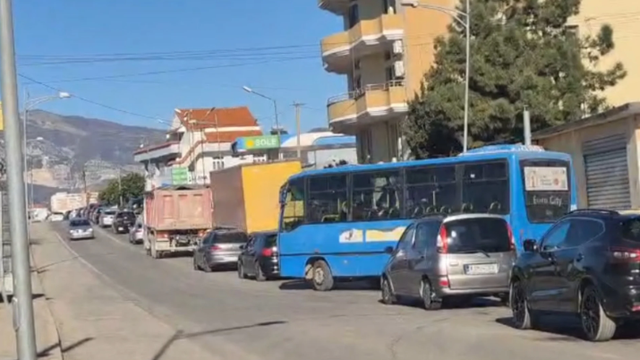 Kthimi i emigrantëve dhe lëvizjet për festat e fundvitit/ Unaza e Elbasanit ‘paralizohet’ nga trafiku