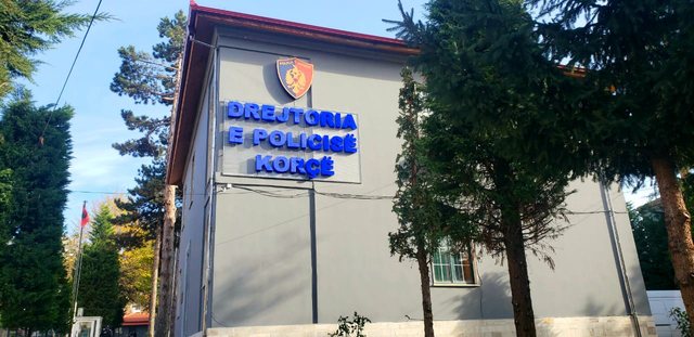 Kërcënoi me pistoletë punonjësit e njësisë administrative, e pëson i moshuari në Maliq