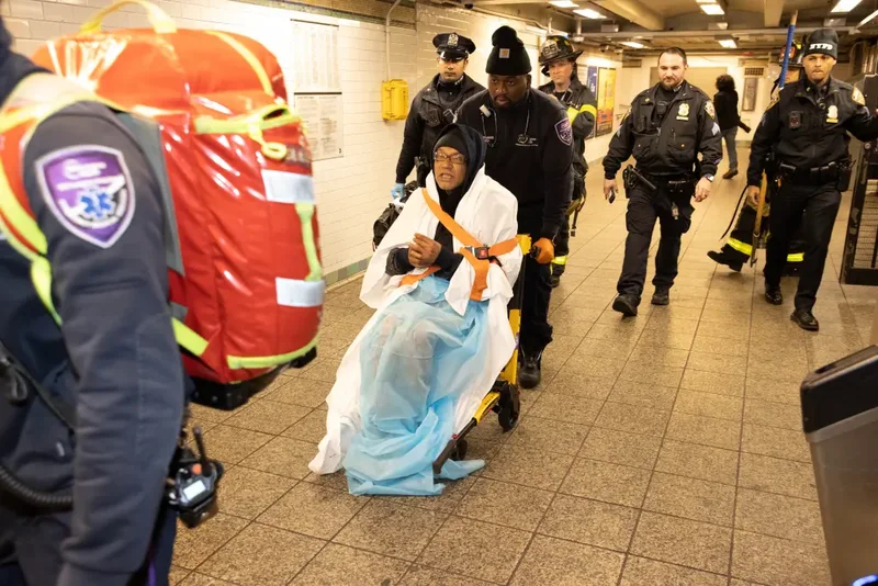 Tmerr në New York, burrit të pastrehë i vënë flakën