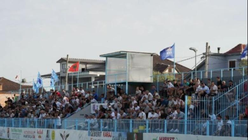 E rëndë në Fushë-Krujë, futbollistët e Ilirisë dhunojnë ata të Skënderbeut dhe trajnerin para ndeshjes!
