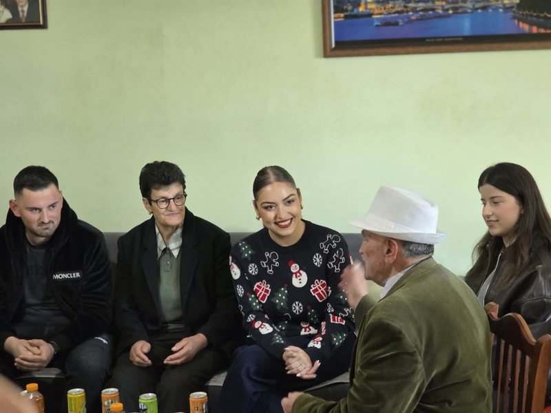 “Nipër për një ditë”, nisma e veçantë e të rinjve të Elbasanit që gëzuan zemrat e gjyshërve që jetojnë vetëm