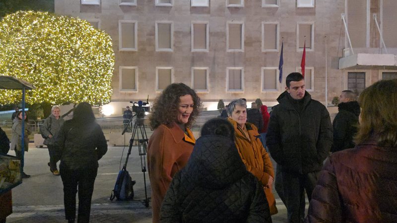 Argita Berisha i bashkohet protestës të së atit para Kryeministrisë