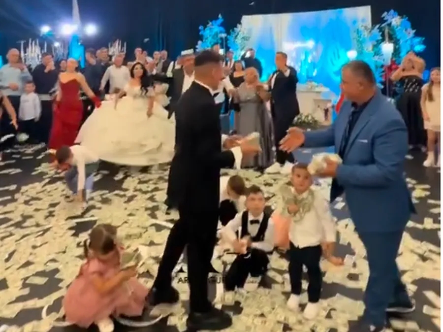 Myrto Uzuni “e djeg” në dasmën e motrës, mbush sallën me para dhe këndon me Ylli Bakën