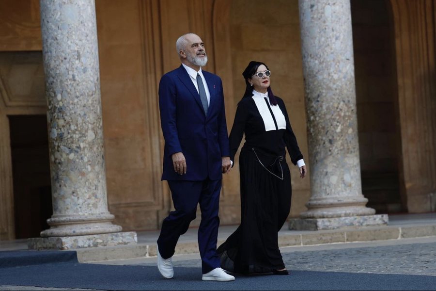 Linda Rama: Nuk qëndroj pas Edit, jam krah tij